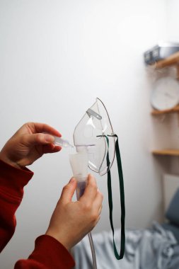 Evde kullanılmadan önce kompresör nebulizörü hazırlama işlemi. Solunum tedavisi için damlayan tıbbi çözüm