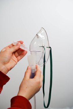 Solunum tedavisi için tıbbi çözelti damlatıyor. Evde kullanılmadan önce kompresör nebulizer hazırlama süreci