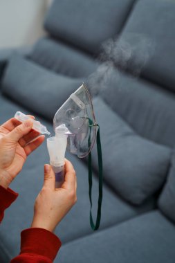 Evde kullanılmadan önce kompresör nebulizörü hazırlama işlemi. Solunum tedavisi için damlayan tıbbi çözüm