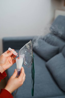 Evde kullanılmadan önce kompresör nebulizörü hazırlama işlemi. Solunum tedavisi için damlayan tıbbi çözüm
