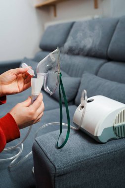 Evde kullanılmadan önce kompresör nebulizörü hazırlama işlemi. Solunum tedavisi için damlayan tıbbi çözüm