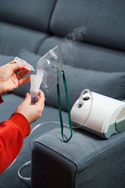 Evde kullanılmadan önce kompresör nebulizörü hazırlama işlemi. Solunum tedavisi için damlayan tıbbi çözüm