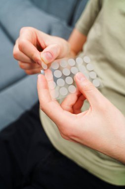 Deri tedavisi için yakın akne bantları. Sivilce ve rosacea tedavisi için kozmetik sivilce bantları