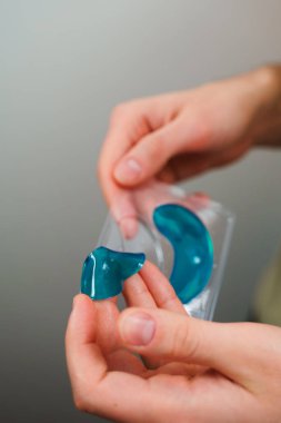 Erkek ellerinin elinde mavi bir kolajen pedi var. Cilt bakımı için yaşlanmayı önleyici nemlendirici göz maskesi