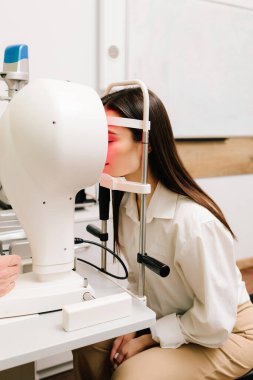 Göz sağlığı, düzeltme ve tedavi için kırmızı ışık alan korneal topografi göz testi. Doktor, astigmatizm ya da keratoconus gibi görme sorunlarını tespit etmek için gelişmiş görüntüleme kullanarak kornea incelemesi yapar.