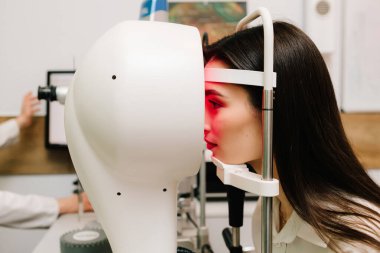 Göz sağlığı, düzeltme ve tedavi için kırmızı ışık alan korneal topografi göz testi. Doktor, astigmatizm ya da keratoconus gibi görme sorunlarını tespit etmek için gelişmiş görüntüleme kullanarak kornea incelemesi yapar.