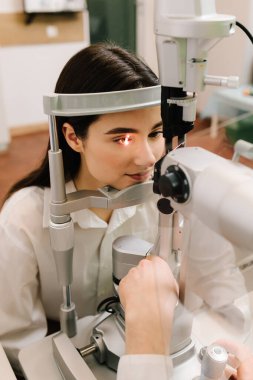 Göz ve kornea kontrolü için kesik lamba ile oftalmoloji prosedürü. Kız göz muayenesi için göz doktorunu ziyaret ediyor.