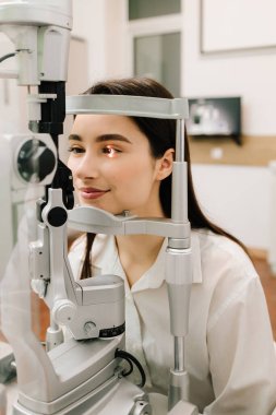 Kesik lambadan çıkan ışık, inceleme gözleri ve kızın korneası için. Göz farı ve kornea teşhisi, göz hekimliği kliniğinde.