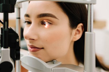 Kesik lambadan çıkan ışık, inceleme gözleri ve kızın korneası için. Göz farı ve kornea teşhisi, göz hekimliği kliniğinde.