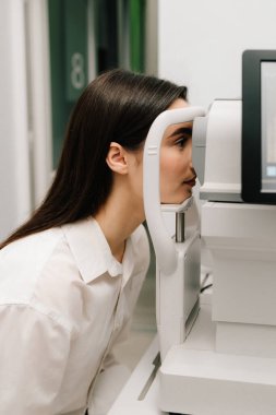 Göz hastalıklarının erken teşhisinde yardımcı olan retina taramaları gösteriliyor. Gelişmiş optik eşkenar tomografi ekipmanları kullanılarak OKT göz muayenesine tabi tutulacak.