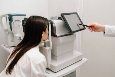 Otomatik fraktör kırılma hatalarını ölçerek, gözlük veya lens reçetelerinin yüksek doğruluk ve verimlilikle belirlenmesine yardımcı olur. Modern otorefraktör ve OCT makineleriyle göz muayenesi