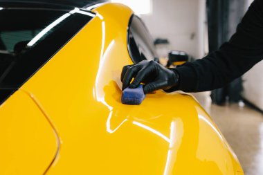 Seramik kaplama işlemi, servisteki detaylı oturum sırasında korunmak için spor araba yüzeyine uygulanır. Araba servisinde seramik cilalama ayrıntıları