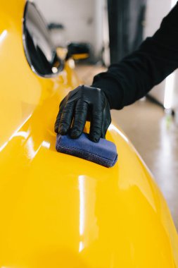 Seramik kaplama işlemi, servisteki detaylı oturum sırasında korunmak için spor araba yüzeyine uygulanır. Araba servisinde seramik cilalama ayrıntıları