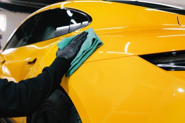 Mikrofiber el temizliği ve spor arabaları garajda mikrofiber havlu kullanarak yıkamak. Detaylı işlemden sonra mikrofiber bezle elle yıkama ve cilalama.