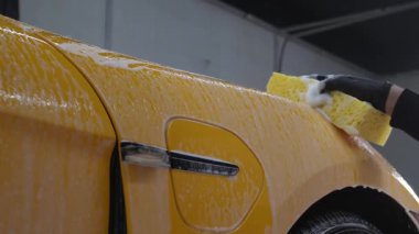 İdeal oto yıkama ve araba bakımı videosu. Parlak ve lekesiz bir dış görünüş için spor arabayı sünger ve sabunla yıkamak.