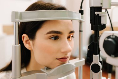 Göz ve kornea kontrolü için kesik lamba ile oftalmoloji prosedürü. Kız göz muayenesi için göz doktorunu ziyaret ediyor.