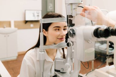 Kesik lambadan çıkan ışık, inceleme gözleri ve kızın korneası için. Göz farı ve kornea teşhisi, göz hekimliği kliniğinde.