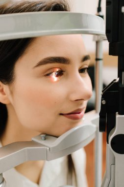 Kesik lambadan çıkan ışık, inceleme gözleri ve kızın korneası için. Göz farı ve kornea teşhisi, göz hekimliği kliniğinde.