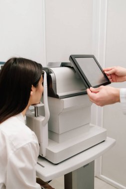 Otomatik fraktör kırılma hatalarını ölçerek, gözlük veya lens reçetelerinin yüksek doğruluk ve verimlilikle belirlenmesine yardımcı olur. Modern otorefraktör ve OCT makineleriyle göz muayenesi