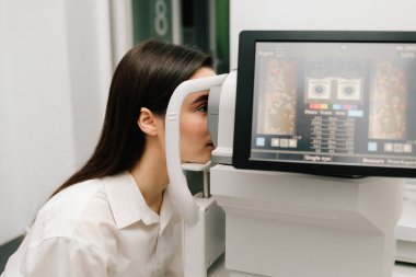 Göz hastalıklarının erken teşhisinde yardımcı olan retina taramaları gösteriliyor. Gelişmiş optik eşkenar tomografi ekipmanları kullanılarak OKT göz muayenesine tabi tutulacak.