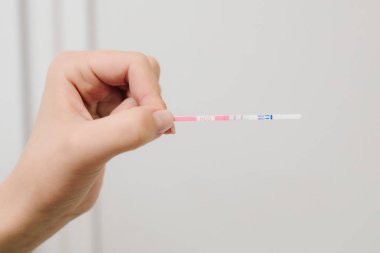Müstakbel anne pozitif hamilelik testi yaptırıyor.