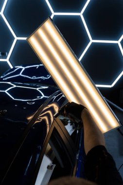 Göçük, araba metalini çekmeden önce kullan at telefonu kullanıyor. Metal, çukur onarımına hazırlanmak için ideal sıcaklıkta ısıtılır. Göçük çıkarmadan önce yüzeyi ısıtmak için ısı silahı kullanılır.