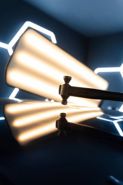 PDR çalışmasında araba boyasına zarar vermeden göçükleri düzeltmek için çekiç aleti. Bir araba panelinin üzerine yerleştirilmiş acısız çukur onarımı için PDR çekiç aracı