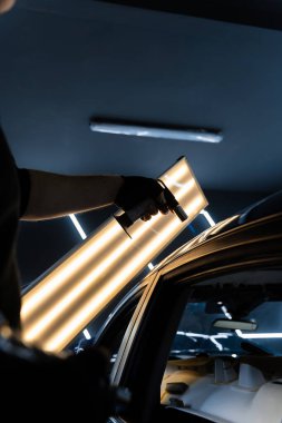 Göçük, araba metalini çekmeden önce kullan at telefonu kullanıyor. Metal, çukur onarımına hazırlanmak için ideal sıcaklıkta ısıtılır. Göçük çıkarmadan önce yüzeyi ısıtmak için ısı silahı kullanılır.