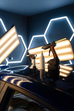 Yüksek güçlü yapıştırıcı tabancası, ısı kaynağı ve PDR temizleme aletleri stüdyo ışıkları altında hassas oto tamirine hazırdır. Yapıştırıcı tabancası, PDR sprey şişesi ve PDR için ısıtma aletleri.