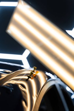 Hassas ve acısız bir tamir seansı sırasında araba yüzeyine yapıştırıcı sürmüş. Yüksek yansıma aydınlatması kusursuz araba göçüğü temizleme için görünürlüğü artırır