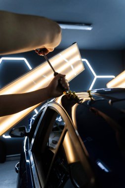 Araç gövdesindeki yüzeysel kusurları gidermek için özel aletler. Arabanın çatısında sürgülü çekiçle acısız bir çukur onarımı. Yapıştırıcı çekici ve yansıtma panosu kullanarak PDR araba göçüğü temizleme