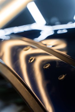 Yapıştırıcı, arka çamurluğu tamir edip boyayı muhafaza ediyor. Hassas yapıştırıcı tutkalı araba gövdesini sorunsuzca kaldırır. Yapıştırıcı, OEM boyasını korumak için eğri bir arka paneli onarır.