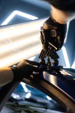 Yapıştırıcı, arka çamurluğu tamir edip boyayı muhafaza ediyor. Hassas yapıştırıcı tutkalı araba gövdesini sorunsuzca kaldırır. Yapıştırıcı, OEM boyasını korumak için eğri bir arka paneli onarır..