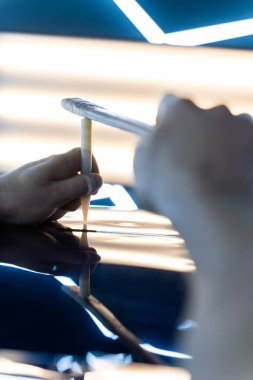 PDR gelişmiş tekniği acısız çukur temizleme onarımı tamamlanır. Kesinlik tıkırdatma aracı parlak altıgen LED ışıklar altında ağrısız çukur onarım sırasında araba yüzeyini rafine eder