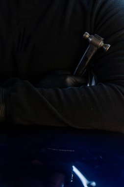 Devrilmiş bir aletle kontrol edilen musluklar dolu tarafından bükülmüş metali yeniden şekillendirir. PDR teknisyeni, çarpma aletini ve çekiç kombinasyonunu dolu izlerini düzeltmek için kullanır. Odaklı vuruşlar boyaya zarar vermeden metali yeniden hizala