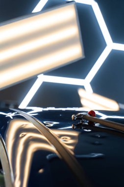 Devrilmiş bir aletle kontrol edilen musluklar dolu tarafından bükülmüş metali yeniden şekillendirir. PDR teknisyeni, çarpma aletini ve çekiç kombinasyonunu dolu izlerini düzeltmek için kullanır. Odaklı vuruşlar boyaya zarar vermeden metali yeniden hizala