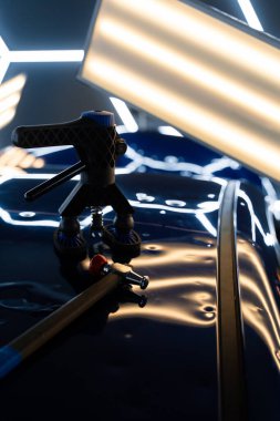 Araba tamiri için PDR araç gereçleri. Değiştirilebilir sekme ve kayan ağırlık ile yapıştırıcı çekme aracı bu PDR kitinin çekirdeğini oluşturur, yüzeydeki göçükleri nazikçe kaldırır