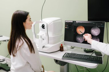 Glokom, maküler dejenerasyon ve görme sorunları teşhisi için detaylı göz görüntüsü. Optalmoloji kliniğinde göz taraması. Kız optik tutarlılık tomografisi kullanılarak retina testine tabi tutuluyor