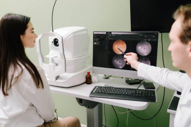 Optalmoloji kliniğinde göz taraması. Kız optik tutarlılık tomografisi kullanılarak retina muayenesinden geçiyor. Glokom, maküler dejenerasyon ve görme sorunları teşhisi için ayrıntılı göz resmi