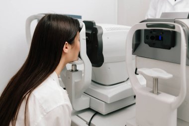 Otomatik fraktör kırılma hatalarını ölçerek, gözlük veya lens reçetelerinin yüksek doğruluk ve verimlilikle belirlenmesine yardımcı olur. Modern otorefraktör ve OCT makineleriyle göz muayenesi