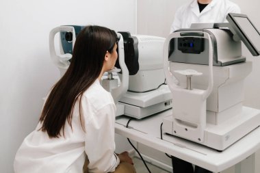 Otomatik fraktör kırılma hatalarını ölçerek, gözlük veya lens reçetelerinin yüksek doğruluk ve verimlilikle belirlenmesine yardımcı olur. Modern otorefraktör ve OCT makineleriyle göz muayenesi