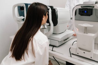 Otomatik fraktör kırılma hatalarını ölçerek, gözlük veya lens reçetelerinin yüksek doğruluk ve verimlilikle belirlenmesine yardımcı olur. Modern otorefraktör ve OCT makineleriyle göz muayenesi