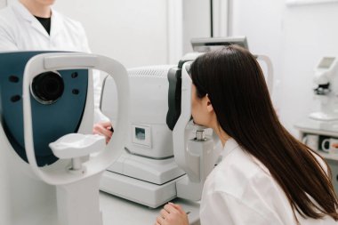 Otomatik fraktör kırılma hatalarını ölçerek, gözlük veya lens reçetelerinin yüksek doğruluk ve verimlilikle belirlenmesine yardımcı olur. Modern otorefraktör ve OCT makineleriyle göz muayenesi