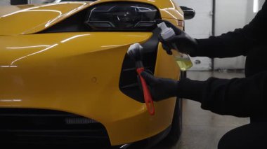 4K video 'da araba yıkama prosedürü. Temizleyici fırça kullanarak sabun köpüğü ile hava sistemini yıkar