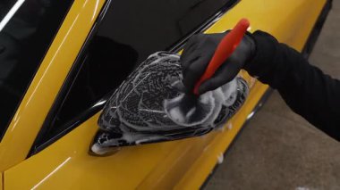 4k fırça videosu kullanarak arabalara sabunlu bir solüsyon uygulamak. Oto yıkamada çok titiz bir araba.