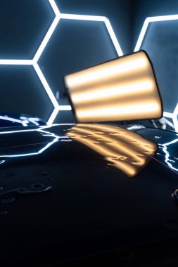 Araç paneli PDR aydınlatmasının altında birden fazla ezik olduğunu gösteriyor. Kusurları ortaya çıkarmak için acısız bir çukur onarımında kullanılmış. PDR ışıkları, hasar tespiti ve değerlendirmesi için