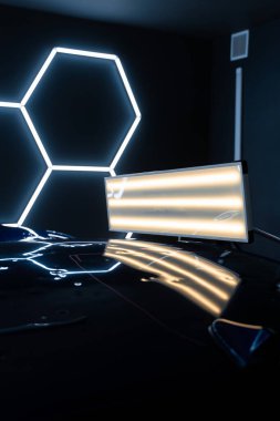 Teknisyen doğru onarımı sağlamak için çarpıtmalar kullanır. Kesik hatlar, doğru onarımlar için göçüklerin yerini bulmamıza yardımcı olur. Araç panelindeki yansımalar küçük göçükler ve yüzey kusurları gösteriyor