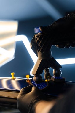 Yapıştırıcıyla acısız tamir metal göçükleri, araba boyasına zarar vermeden dikkatlice kaldırır. Yapıştırıcı, panel yüzeyindeki basınçla bile göçükleri ayırıyor..