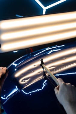 Devrilmiş bir aletle kontrol edilen musluklar dolu tarafından bükülmüş metali yeniden şekillendirir. PDR teknisyeni, çarpma aletini ve çekiç kombinasyonunu dolu izlerini düzeltmek için kullanır. Odaklı vuruşlar boyaya zarar vermeden metali yeniden hizala