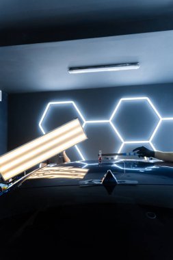 Göçük arkasından kullanılan PDR çubuk aracı klasik tamir tekniğini gösterir. Araba panelinin içinden acısız tamir aletleri çalışıyor. Teknisyen çeliği tamir etmek için koz çubuğu kullanıyor.